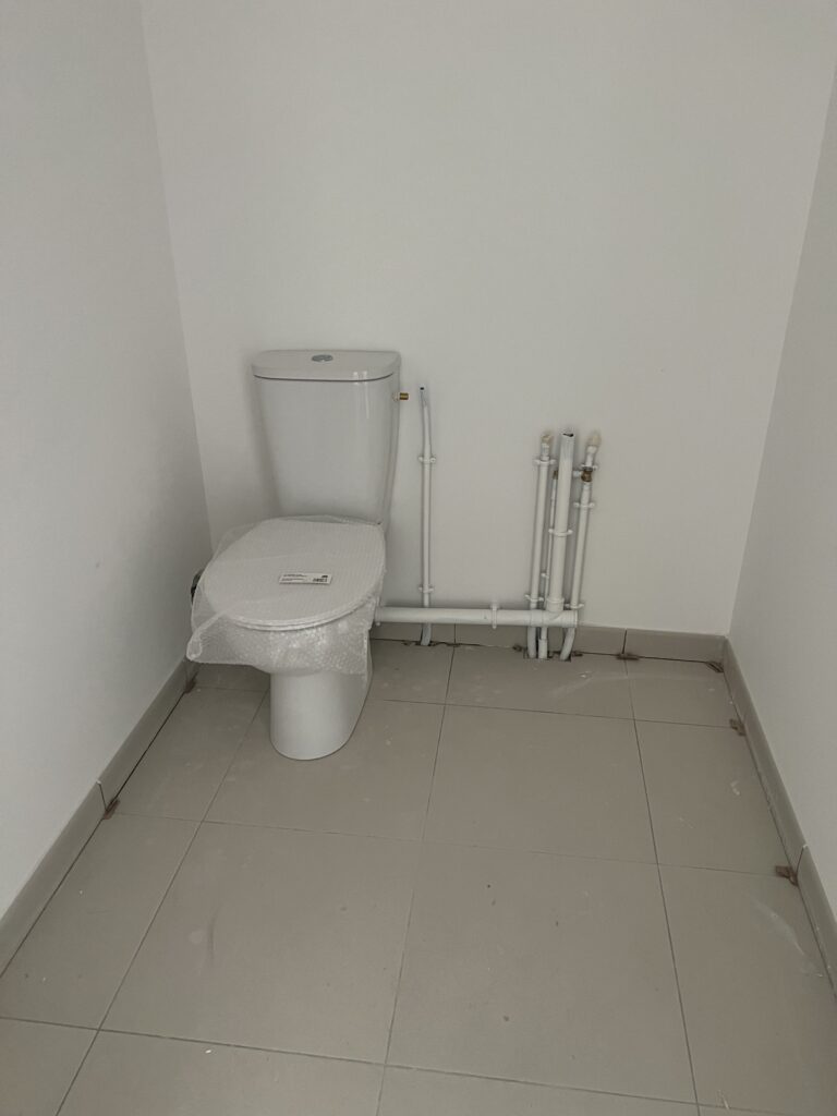 Installation des réseaux plomberie pour WC – chantier à Goussainville