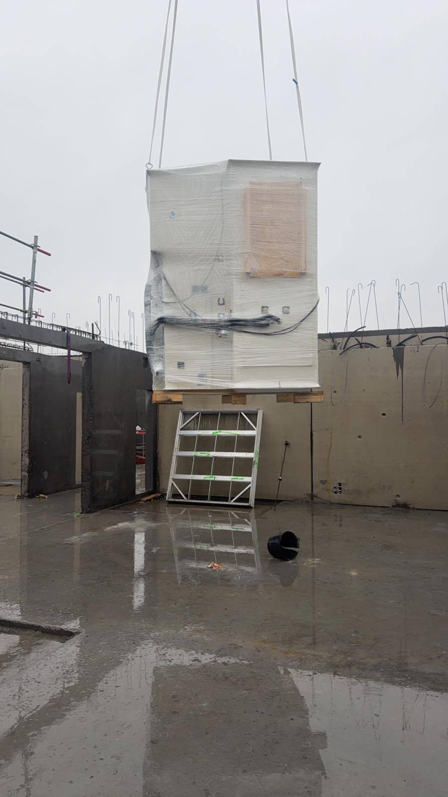 Pose d'une cabine sanitaire préfabriquée sur chantier francilien par ITSS