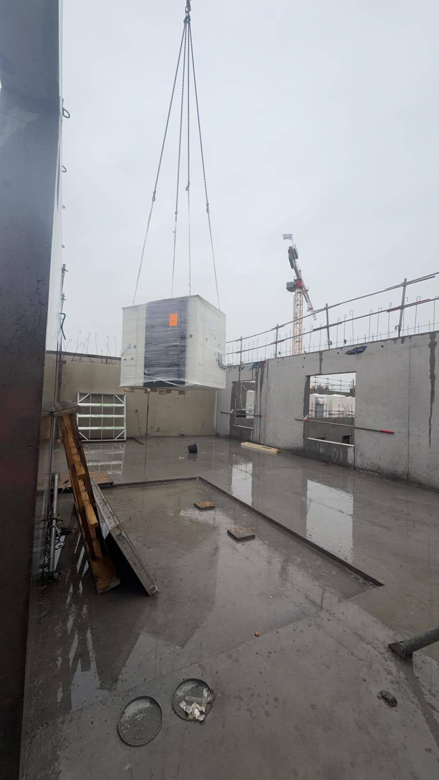 Cabine sanitaire préfabriquée calée et réglée par l'équipe ITSS en Île-de-France