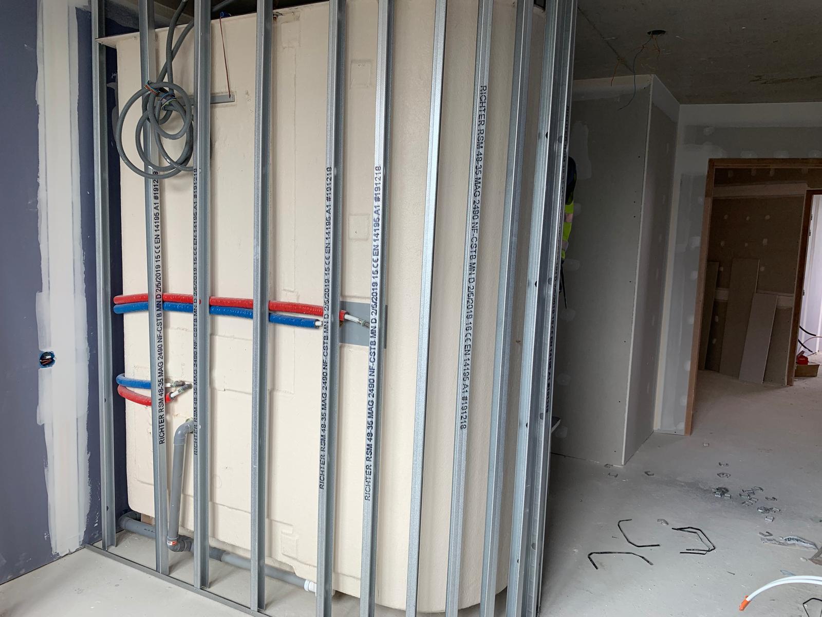 Chantier de pose de cabines sanitaires préfabriquées en logement collectif réalisé par les équipes ITSS en Île-de-France