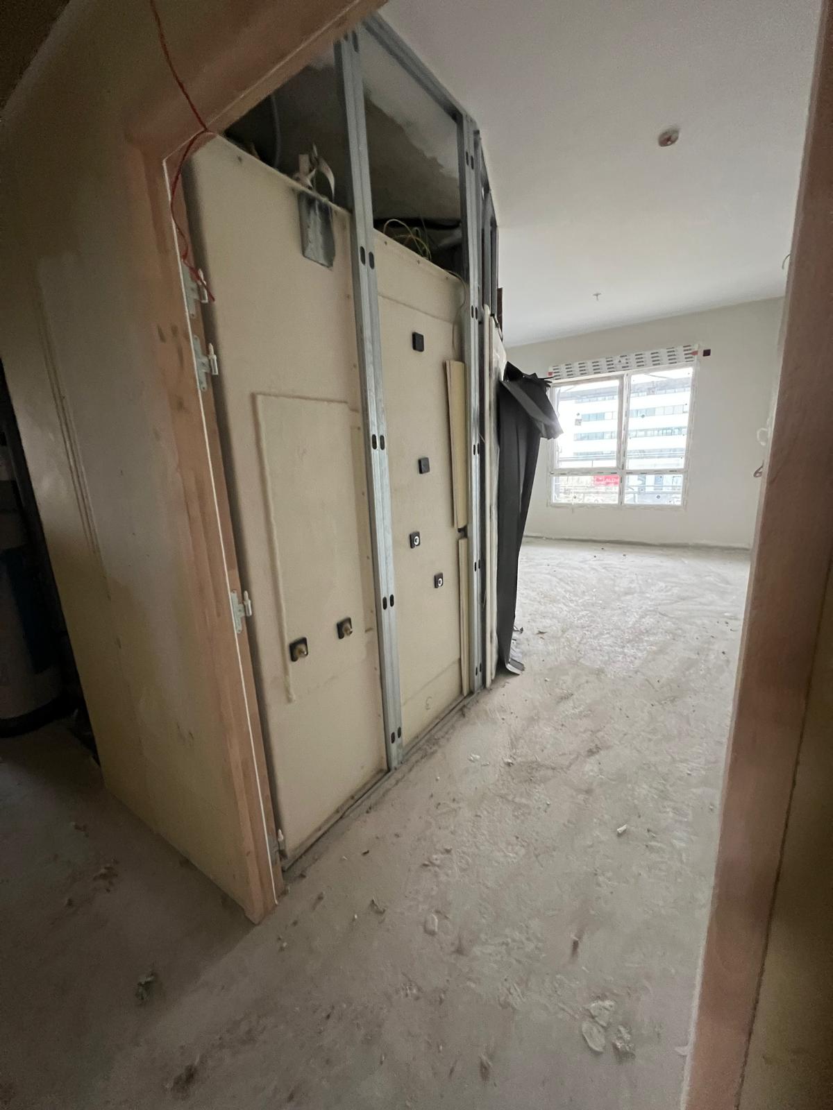 Cabine sanitaire préfabriquée posée et contrôlée par l'équipe ITSS en Île-de-France