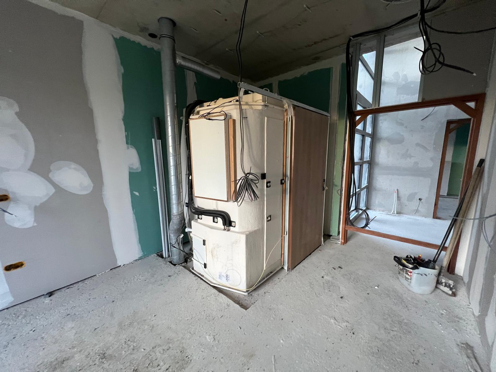 Pose en série de cabines sanitaires préfabriquées par les équipes ITSS sur un chantier de logements collectifs en Île-de-France