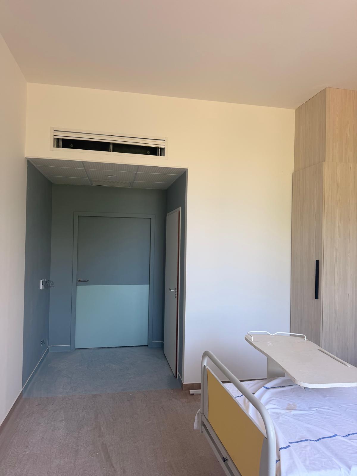 Équipe ITSS intégrant une cabine de douche préfabriquée sur chantier en Île-de-France