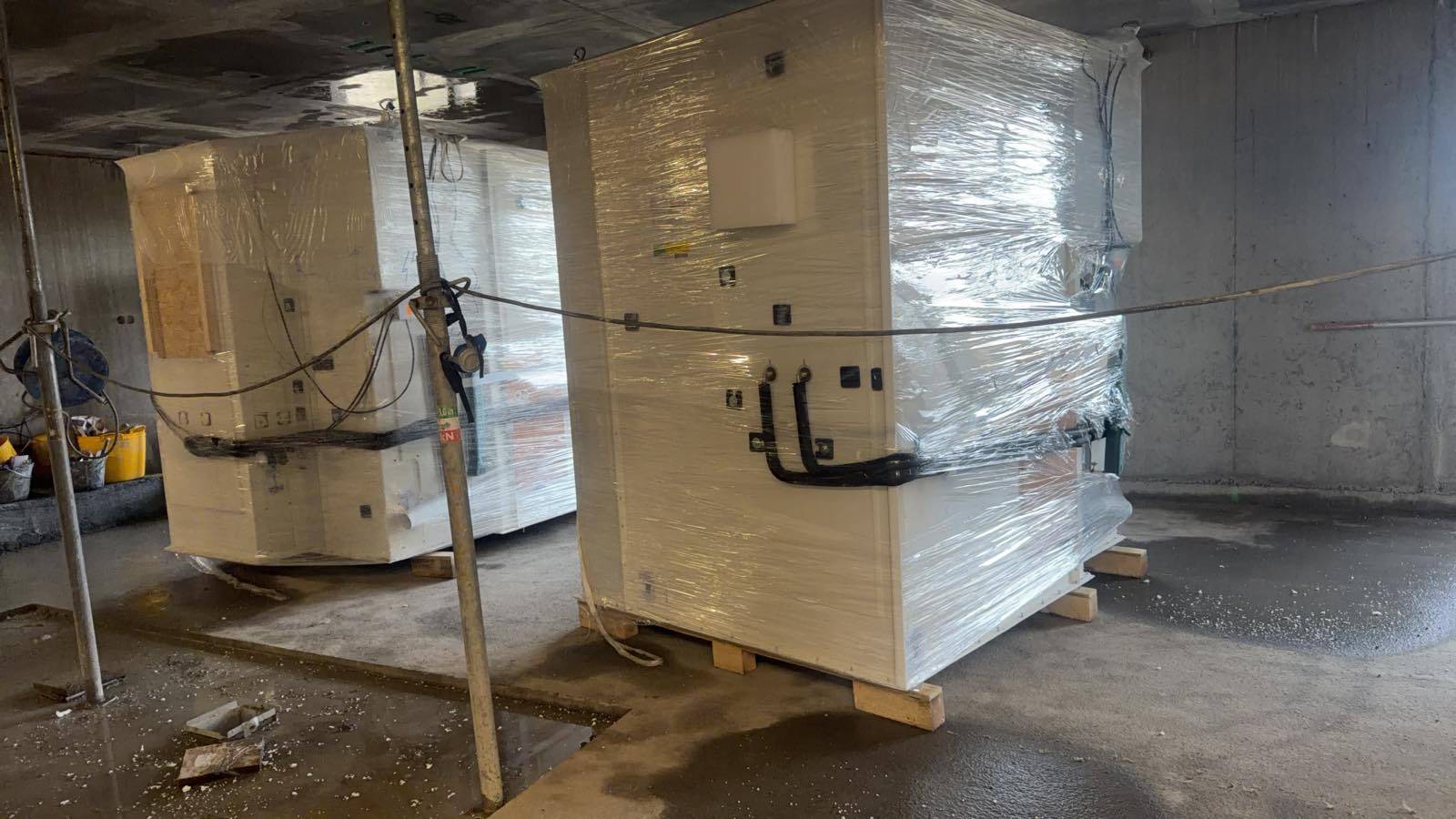 Cabines de douche préfabriquées posées en série par ITSS sur un chantier en Île-de-France
