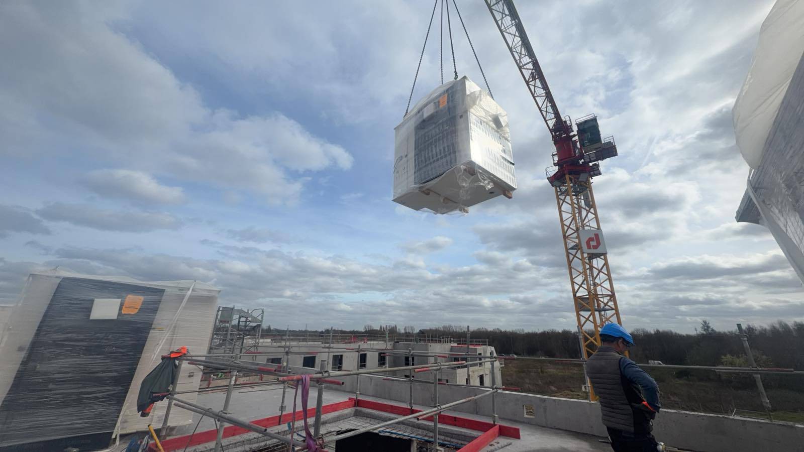 Cabine de douche préfabriquée posée par les équipes ITSS sur un chantier de logements collectifs en Île-de-France
